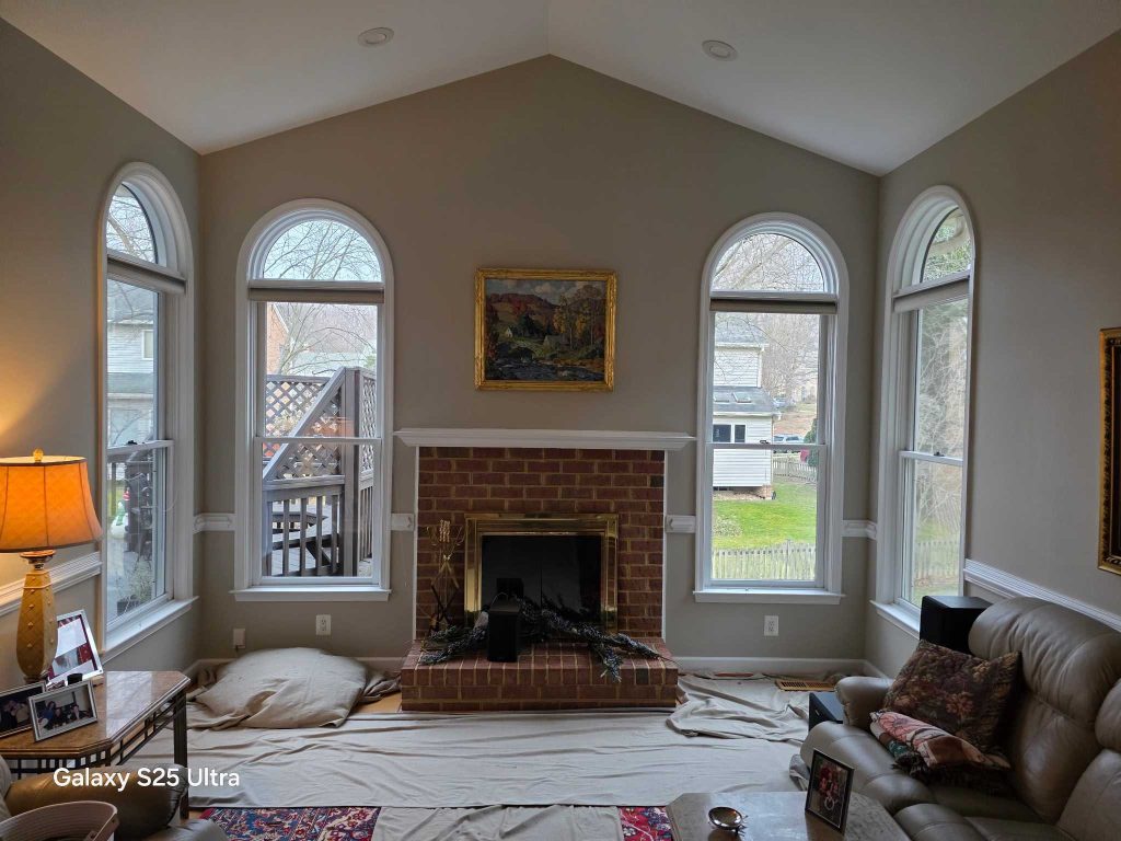 Great room with the original arched windows before Virginia Exteriors window replacement in Northern Virginia